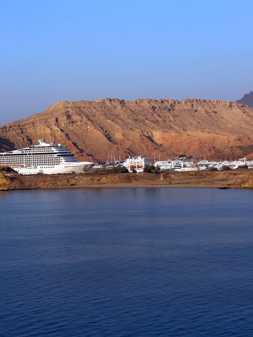 Kreuzfahrtschiffe und Jachten vor Sharm el-Sheik in Ägypten am 1. November 2022.