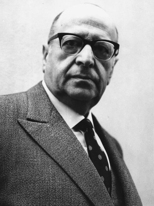 Schwarzweißporträt von Max Horkheimer, der ernst in die Kamera blickt