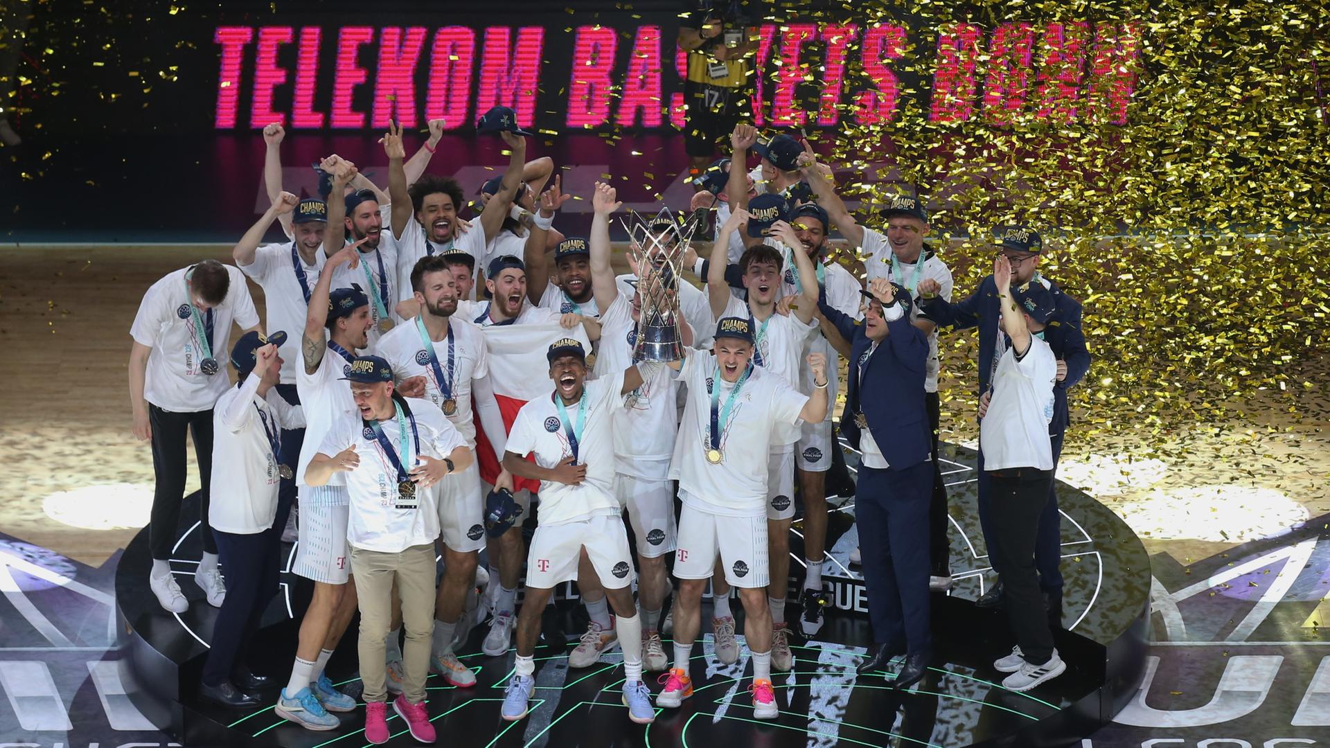Die Telekom Baskets Bonn feiern den Sieg der Champions League.