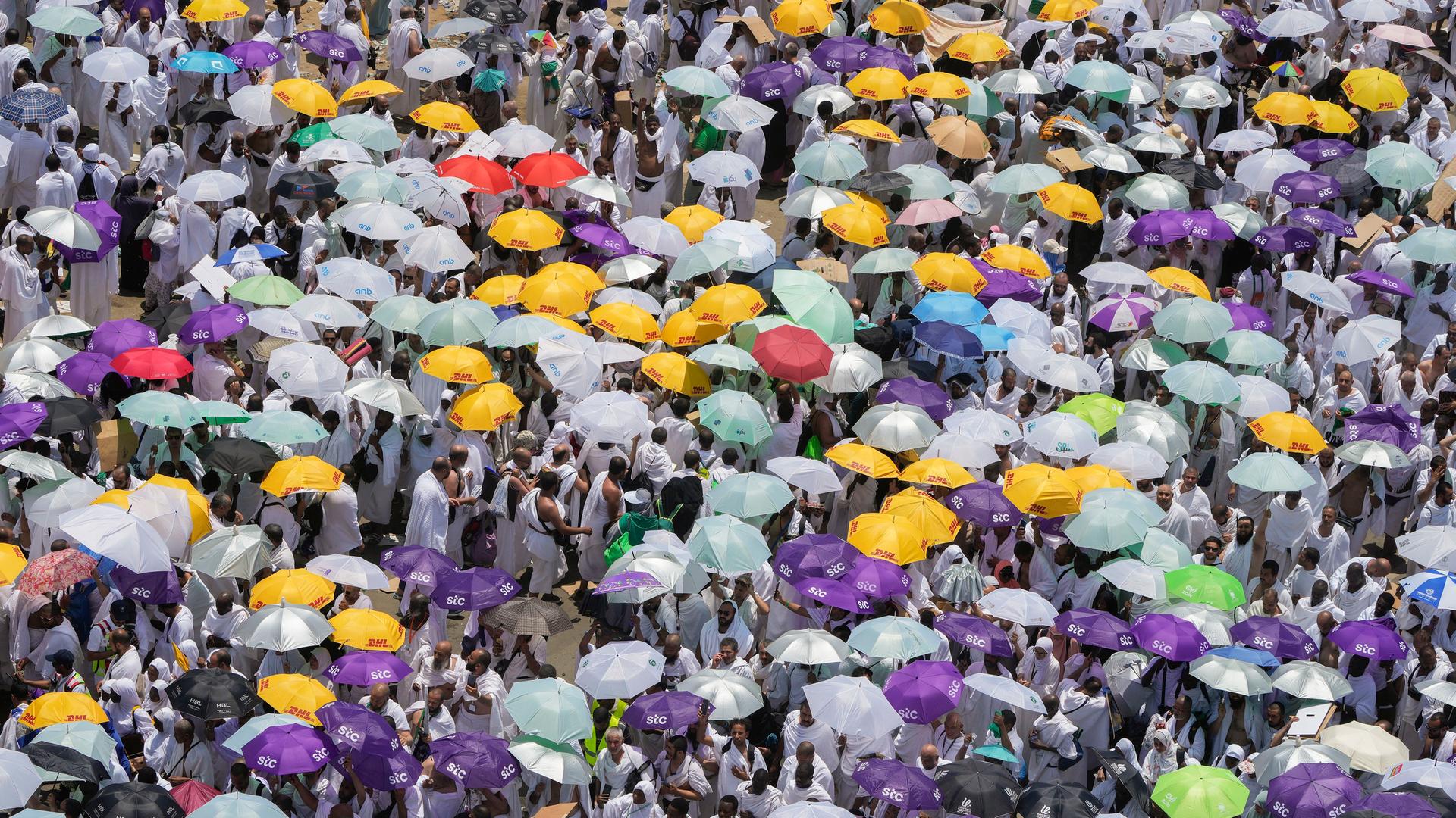 Saudi-Arabien, Mekka: Muslimische Pilger beten am zweiten Tag der jährlichen Hadsch-Wallfahrt vor der Namira-Moschee in Arafat.