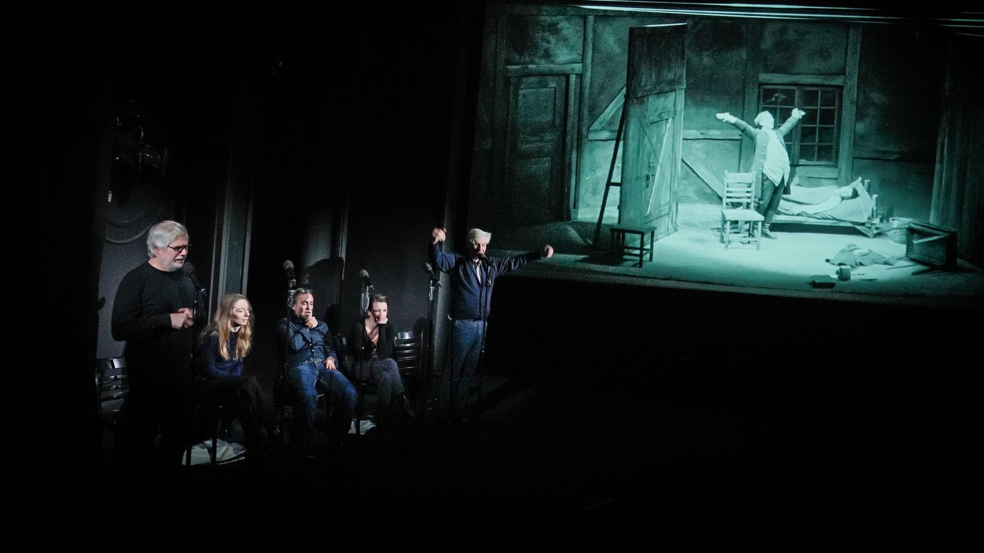 Schauspieler vertonen die historischen Bildaufnahmen der Original-Hofmeister-Inszenierung von Brecht. Schauspieler vertonen die historischen Bildaufnahmen der Original-Hofmeister-Inszenierung von Brecht.