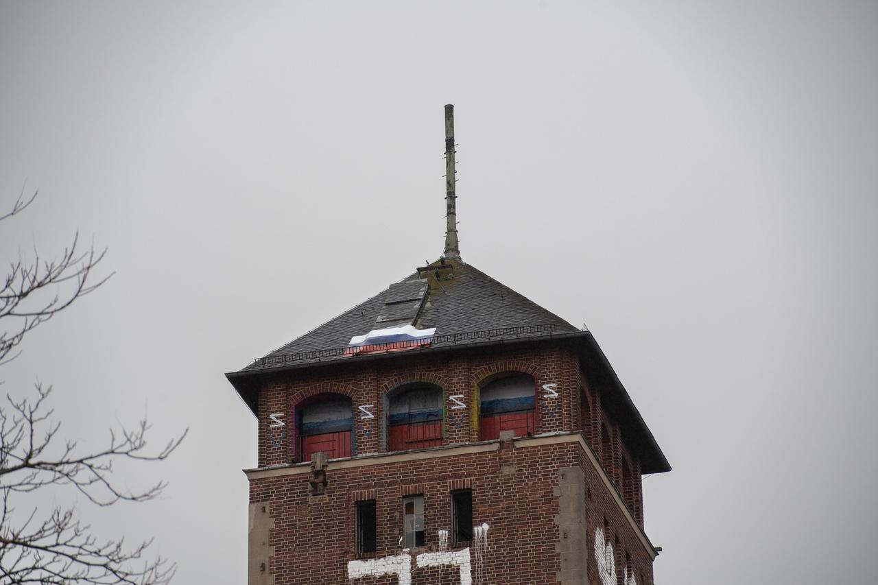 Z-Symbole und russische Fahnen auf dem Turm des alten Landtagsgebäudes in Potsdam, das im Volksmund «Kreml» genannt wird. Z-Symbole und russische Fahnen auf dem Turm des alten Landtagsgebäudes in Potsdam, das im Volksmund «Kreml» genannt wird.