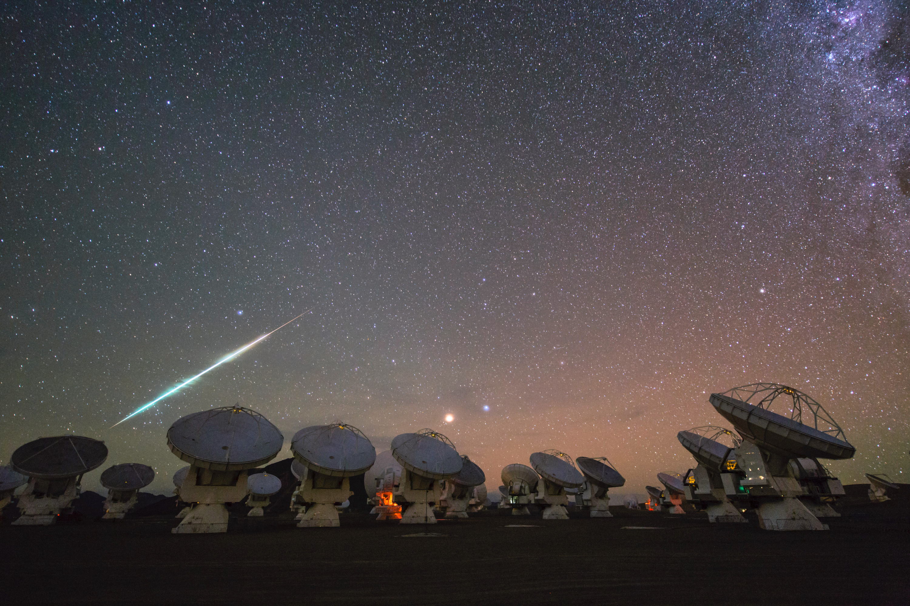 Eine helle Sternschnuppe über der Teleskopanlage ALMA in Chile