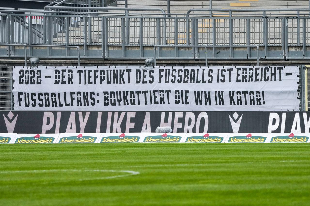 Fans des SV Sandhausen präsentieren ein Banner mit der Aufschrift: „2022 - Der Tiefpunkt des Fussballs ist erreicht - Fußballfans: Boykottiert die WM in Katar!“ Fans des SV Sandhausen präsentieren ein Banner mit der Aufschrift: „2022 - Der Tiefpunkt des Fussballs ist erreicht - Fußballfans: Boykottiert die WM in Katar!“