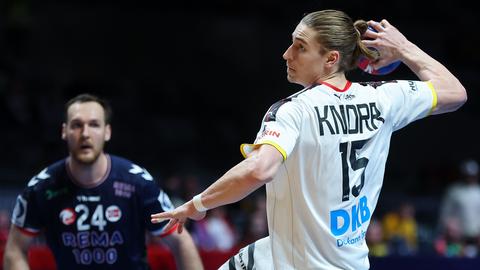 Deutschlands Handball-Nationalspieler Juri Knorr wirft einen Siebenmeter, links im Hintergrund sieht man Norwegens Christian O'Sullivan.