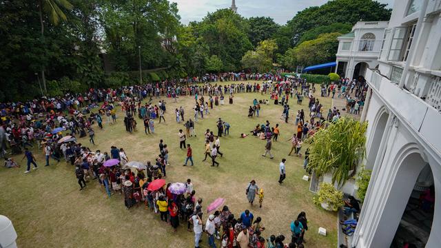 Zwei Tage nach der Erstürmung des Präsidentenpalasts in Colombo, Sri Lanka, stehen die Menschen Schlange für eine Besichtung