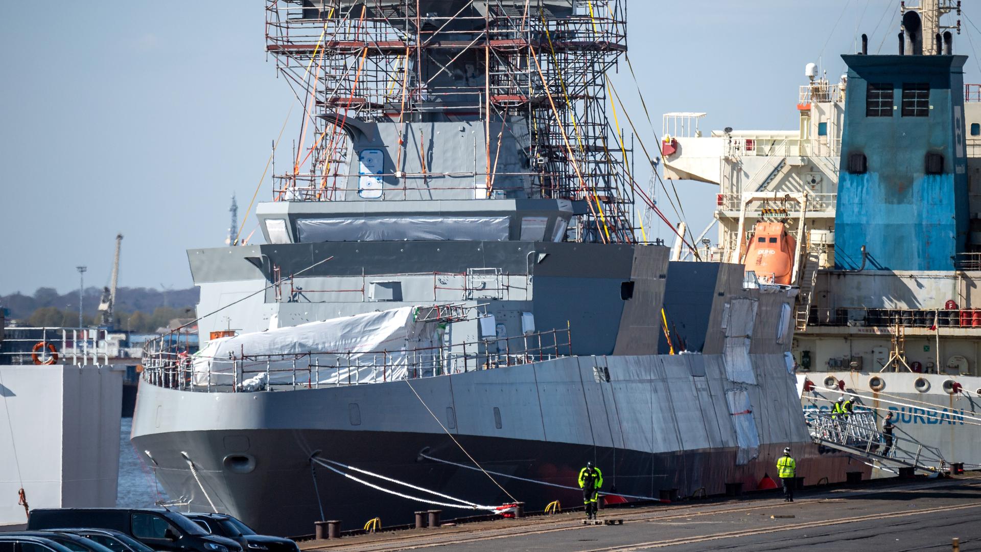 Ein Marineschiff vom Typ Meko 200 für Ägypten liegt im Neustädter Hafen. Das Kriegsschiff wird im Auftrag von ThyssenKrupp Marine Systems (TKMS/Kiel) bei der Werft von Stahlbau Nord in Bremerhaven gebaut. Ein Marineschiff vom Typ Meko 200 für Ägypten liegt im Neustädter Hafen. Das Kriegsschiff wird im Auftrag von ThyssenKrupp Marine Systems (TKMS/Kiel) bei der Werft von Stahlbau Nord in Bremerhaven gebaut.