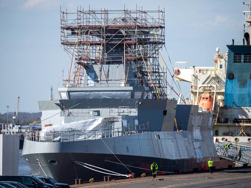 Ein Marineschiff vom Typ Meko 200 für Ägypten liegt im Neustädter Hafen. Das Kriegsschiff wird im Auftrag von ThyssenKrupp Marine Systems (TKMS/Kiel) bei der Werft von Stahlbau Nord in Bremerhaven gebaut.