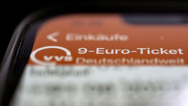 Baden-Württemberg, Stuttgart: Ein 9 Euro Ticket des Verkehrs- und Tarifverbund Stuttgart GmbH (VVS) ist auf dem Display eines Smartphones zu sehen.
