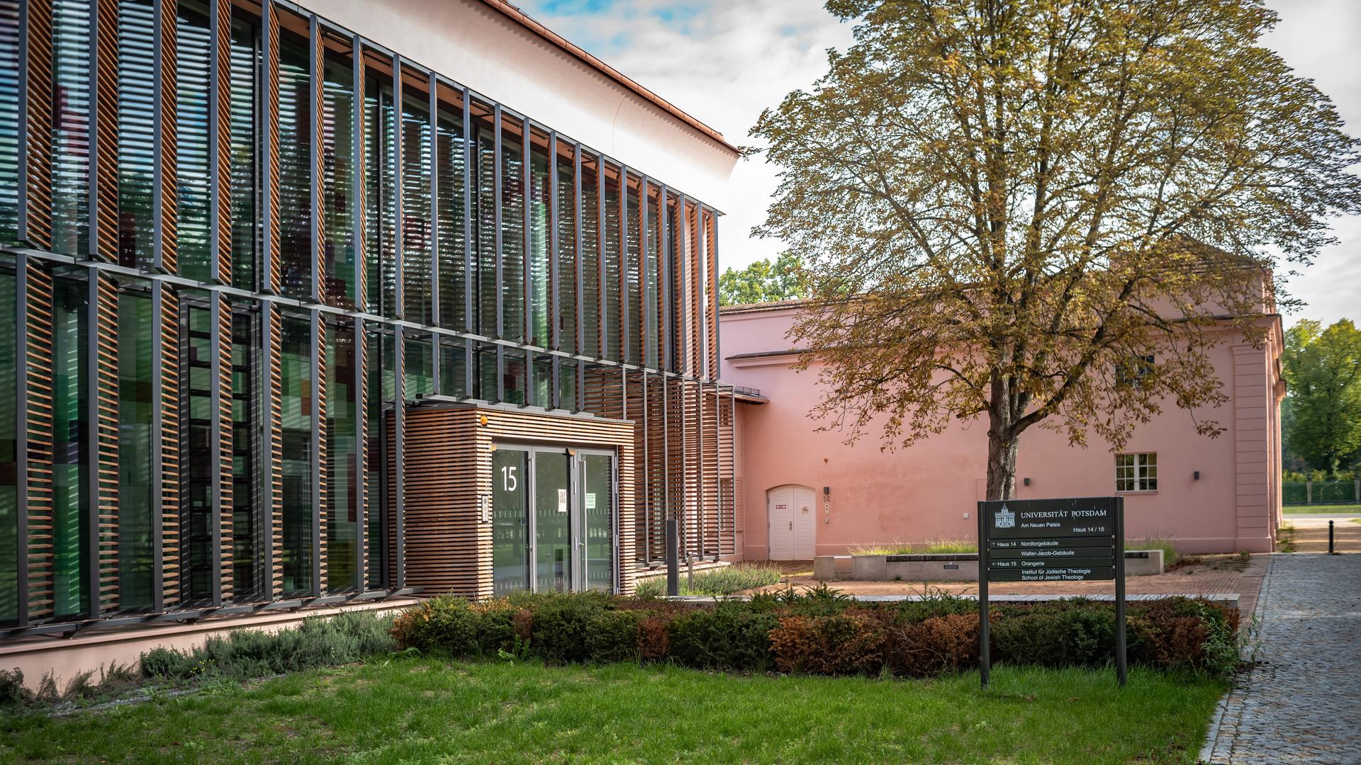 Blick auf das Gebäudeensemble vom Abraham Geiger Kolleg am Institut für Jüdische Theologie am Am Neuen Palais in Potsdam. Blick auf das Gebäudeensemble vom Abraham Geiger Kolleg am Institut für Jüdische Theologie am Am Neuen Palais in Potsdam.