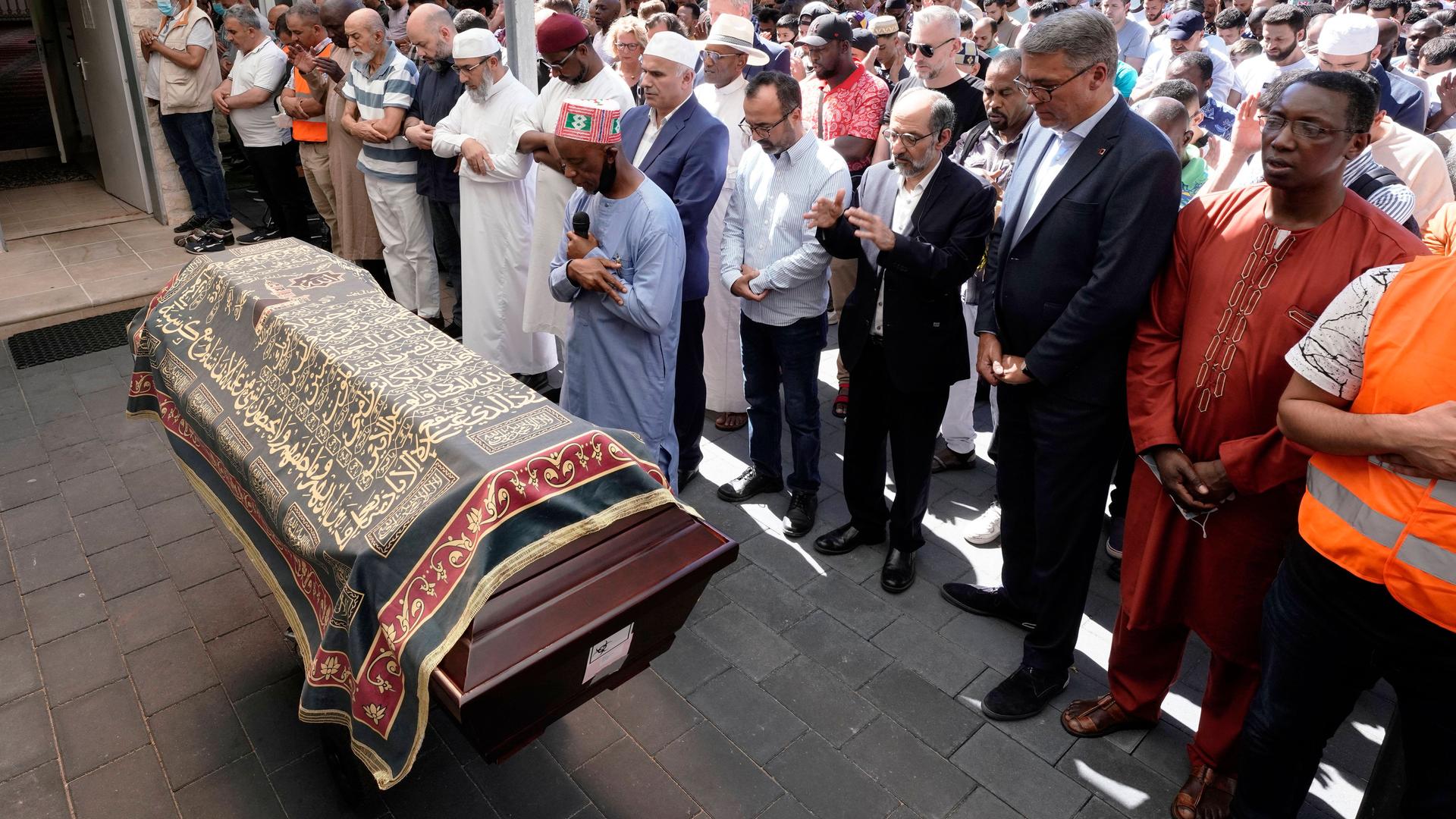 Trauerfeier am Freitag 12.08.2022 am Sarg des erschossenen 16-jährigen Geflüchteten im Innenhof der Abu-Bakr-Moschee in der Dortmunder Nordstadt Trauerfeier am Freitag 12.08.2022 am Sarg des erschossenen 16-jährigen Geflüchteten im Innenhof der Abu-Bakr-Moschee in der Dortmunder Nordstadt
