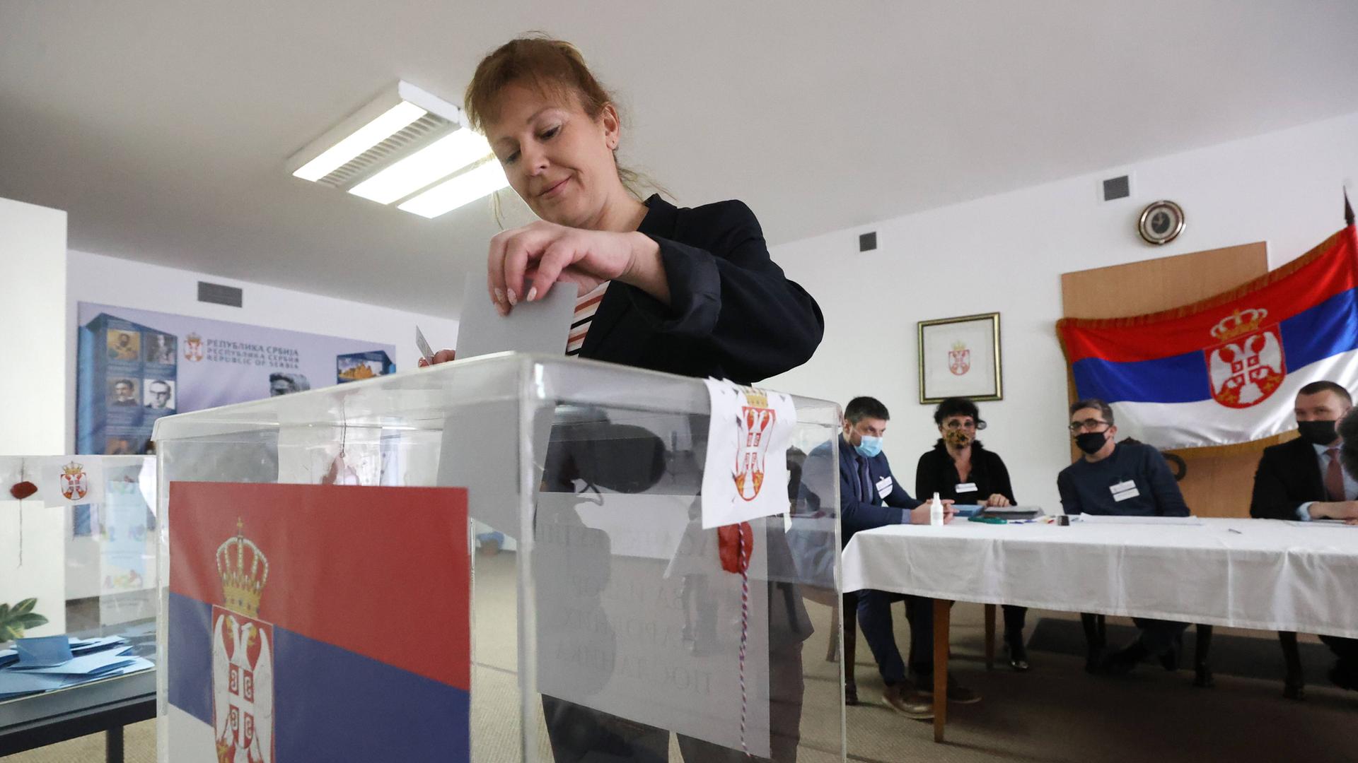 Eine Frau gibt ihre Stimme bei den Wahlen in Serbien ab Eine Frau gibt ihre Stimme bei den Wahlen in Serbien ab