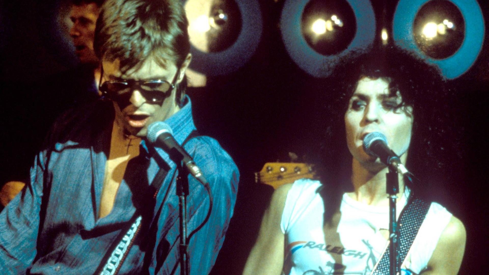 David Bowie spielt zusammen bei einem Auftritt mit Marc Bolan in seiner Show. David Bowie spielt zusammen bei einem Auftritt mit Marc Bolan in seiner Show.