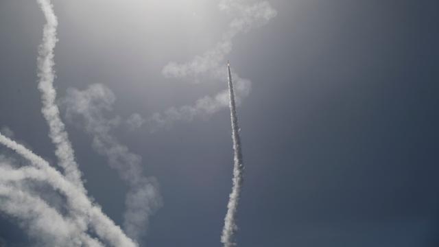 Eine israelische Flugabwehrrakete fliegt in den Himmel. 