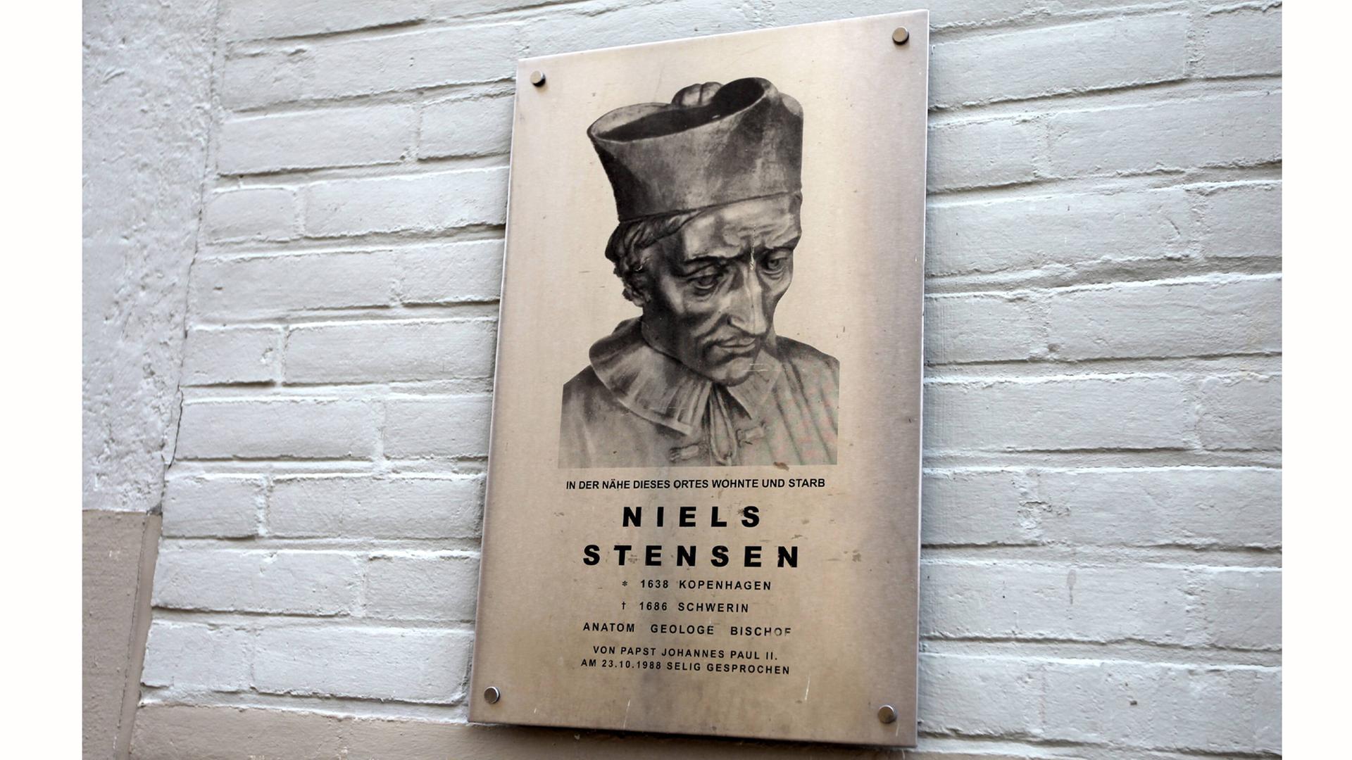 Gedenktafel für Niels Stensen oder auch Nicolaus Steno, Geologe und Bischof, in der Ritterstrasse in Schwerin Gedenktafel für Niels Stensen oder auch Nicolaus Steno, Geologe und Bischof, in der Ritterstrasse in Schwerin