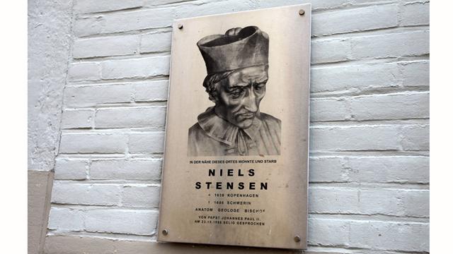 Gedenktafel für Niels Stensen oder auch Nicolaus Steno, Geologe und Bischof, in der Ritterstrasse in Schwerin