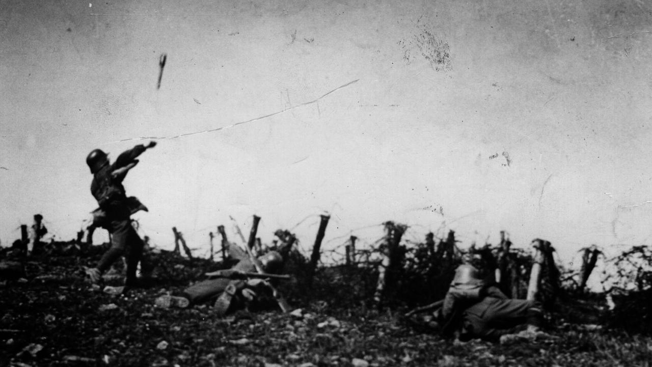 Historisches Schwarz-Weiß-Foto (ca. 1916) einer typischen Kriegsszene, wie sie Erich Maria Remarque im Roman "Im Westen nichts Neues" geschildert hat.