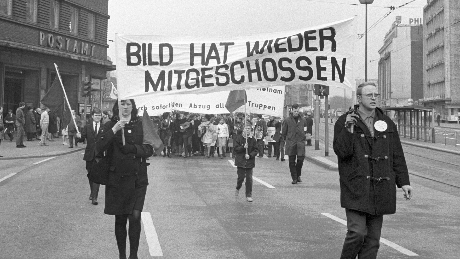"Bild hat wieder mitgeschossen" - Spruchbänder beim Ostermarsch am 13. April 1968 in Duisburg "Bild hat wieder mitgeschossen" - Spruchbänder beim Ostermarsch am 13. April 1968 in Duisburg