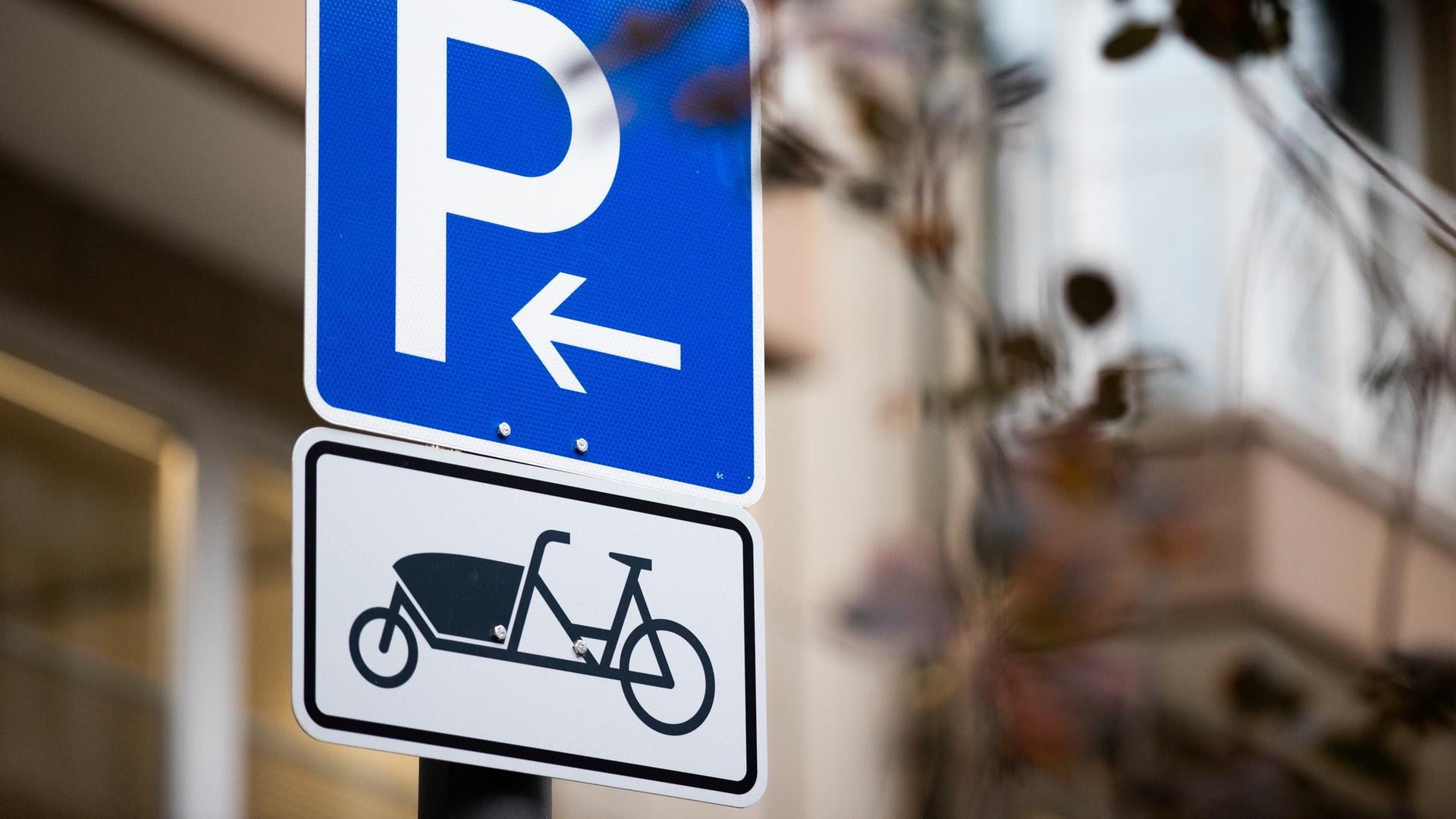 Ein Hinweisschild weist Parkplätze für Lastenfahrräder aus. Ein Hinweisschild weist Parkplätze für Lastenfahrräder aus.
