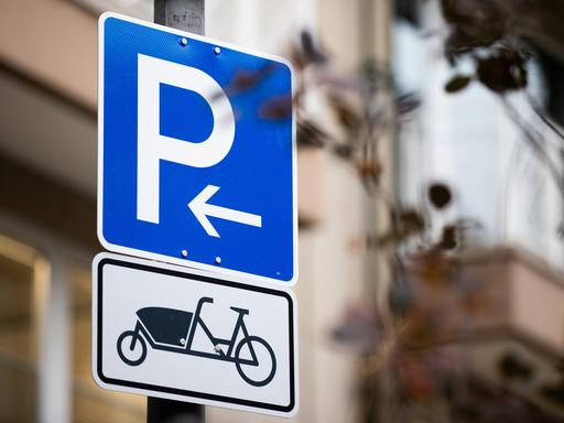 Ein Hinweisschild weist Parkplätze für Lastenfahrräder aus.