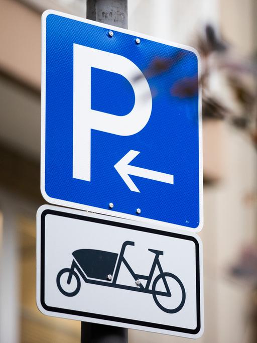 Ein Hinweisschild weist Parkplätze für Lastenfahrräder aus.