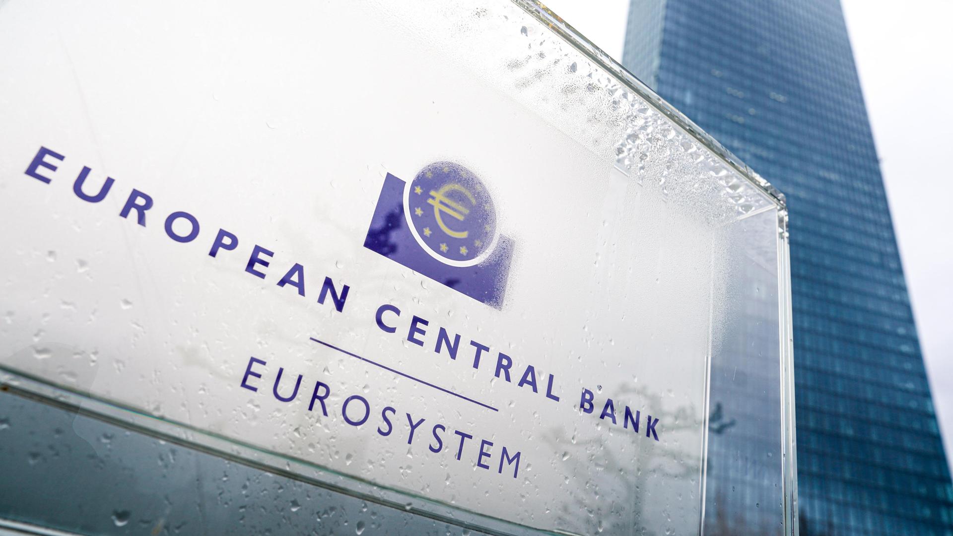 Ein Schild mit der Aufschritt "European Central Bank" am Gebäude der EZB in Frankfurt/Main.