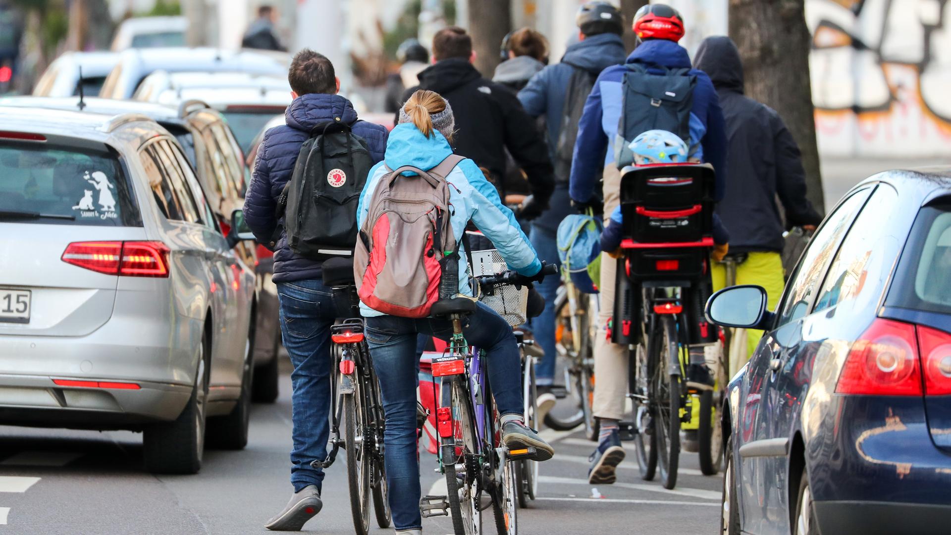 Zahlreiche Radfahrer und Radfahrerinnen stauen sich in der Leipziger Innenstadt an einer Ampel. Zahlreiche Radfahrer und Radfahrerinnen stauen sich in der Leipziger Innenstadt an einer Ampel.