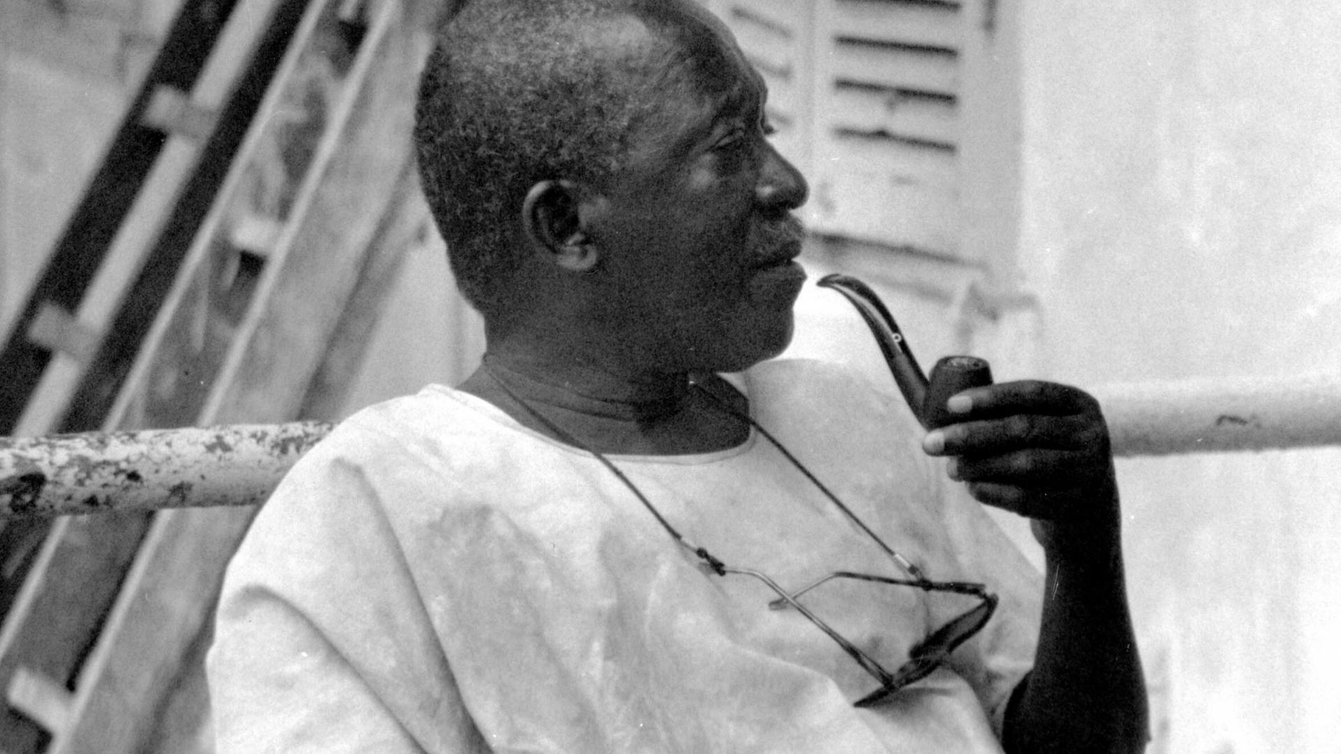 Der senegalesische Schriftsteller und Regisseur Ousmane Sembène, 1992. Der senegalesische Schriftsteller und Regisseur Ousmane Sembène, 1992.