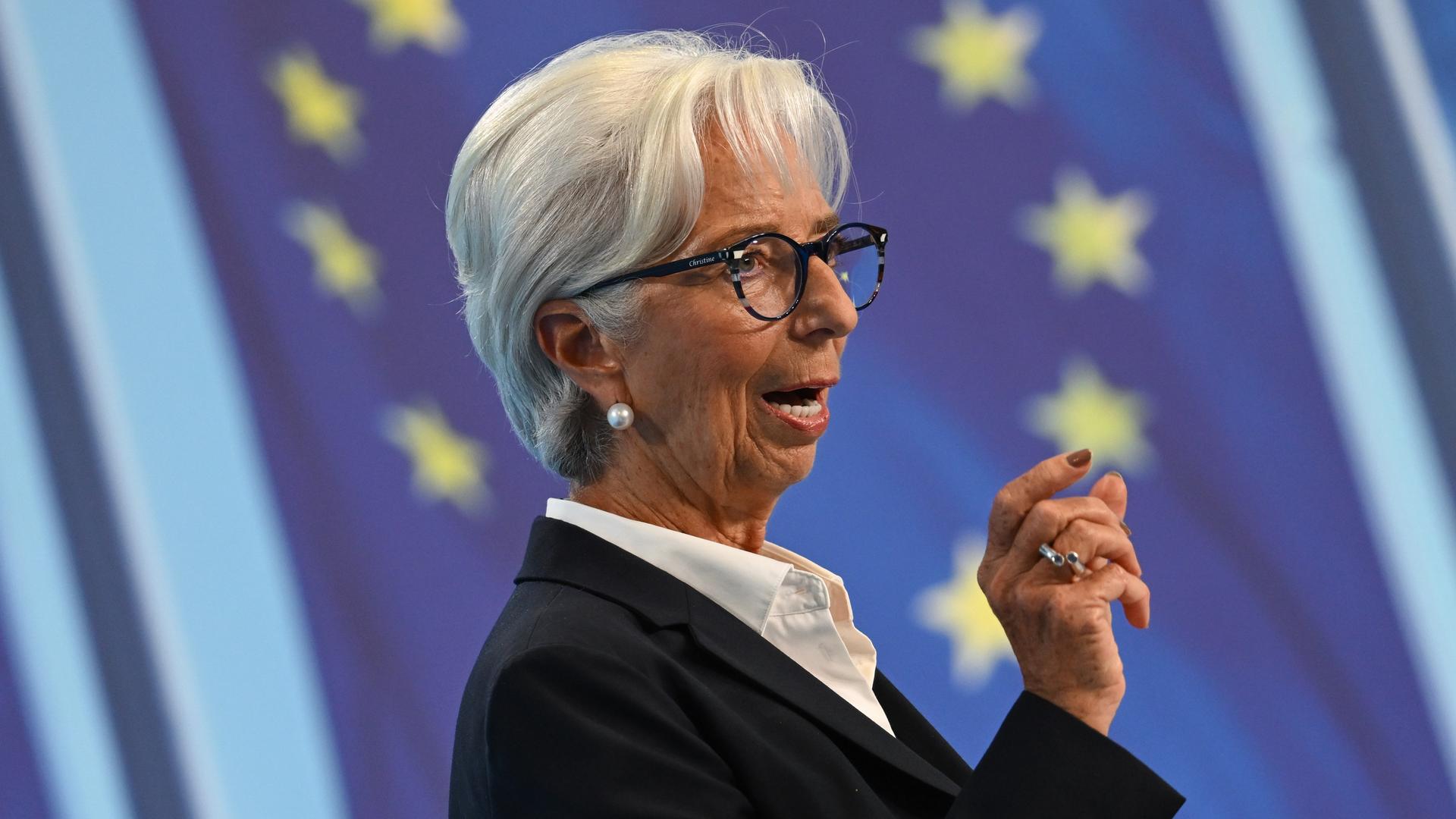Christine Lagarde, Präsidentin der Europäischen Zentralbank (EZB), gibt die kräftige Zinserhöhung um 0,75 Prozentpunkte gegen die Rekordinflation im Euroraum bekannt. Im Bild ist sie im Profil zu sehen. Christine Lagarde, Präsidentin der Europäischen Zentralbank (EZB), gibt die kräftige Zinserhöhung um 0,75 Prozentpunkte gegen die Rekordinflation im Euroraum bekannt. Im Bild ist sie im Profil zu sehen.