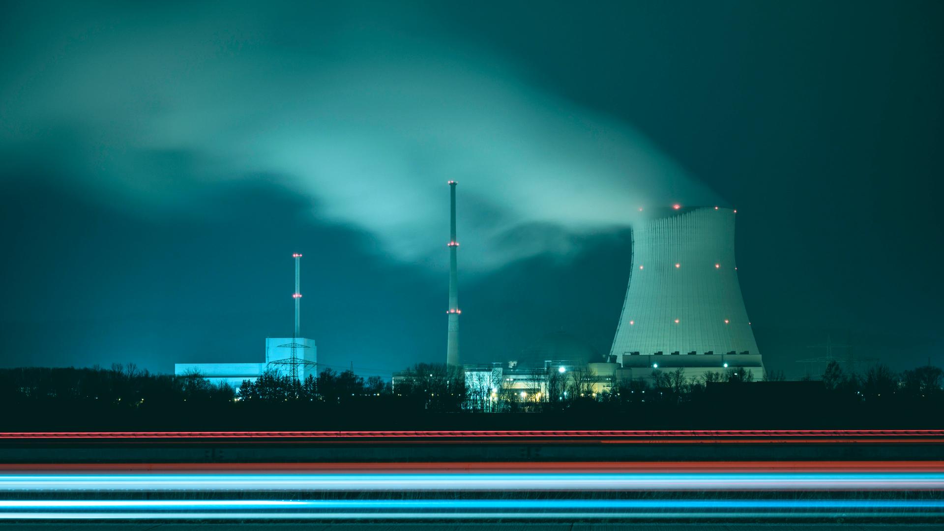 Ein Kernkraftwerk in der Dunkelheit Ein Kernkraftwerk in der Dunkelheit