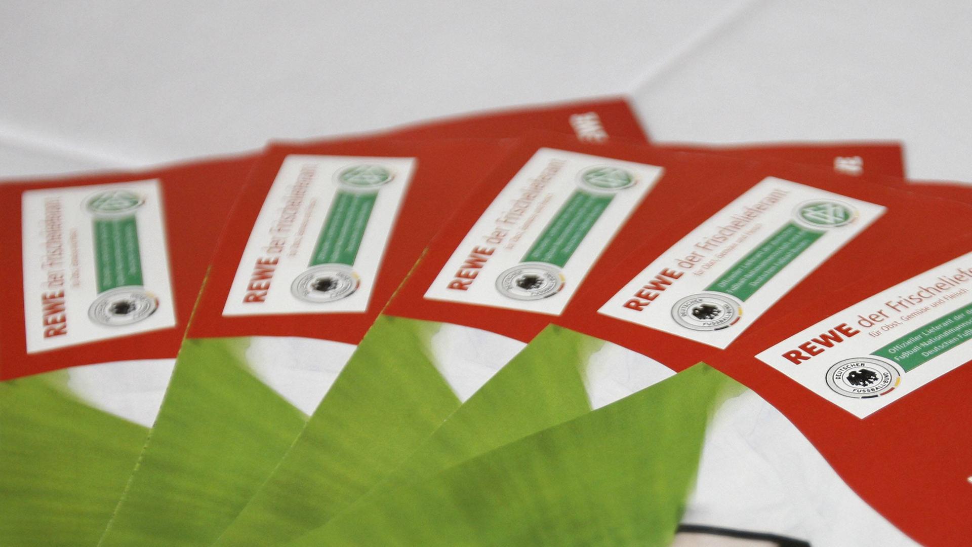 Werbeflyer von REWE, dem bisherigen offiziellen Lieferanten der deutschen Nationalmannschaft. Werbeflyer von REWE, dem bisherigen offiziellen Lieferanten der deutschen Nationalmannschaft.