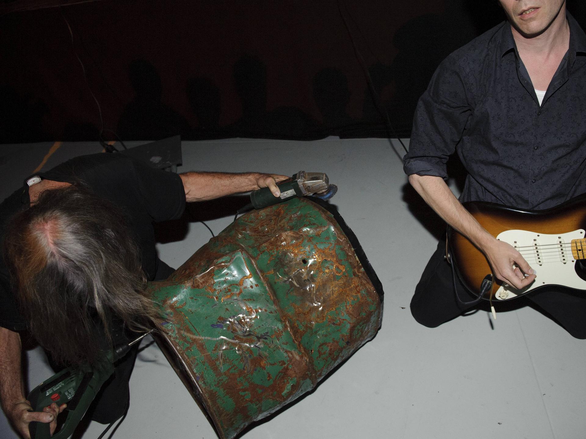 Musiker spielen auf Gitarren und auf Autotüren. Musiker spielen auf Gitarren und auf Autotüren.