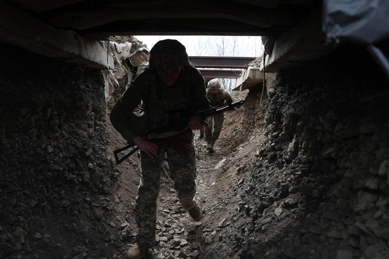 Ukrainische Soldaten gehen durch einen Tunnel an der Frontlinie in Luhansk.
Ukrainische Soldaten gehen durch einen Tunnel an der Frontlinie in Luhansk.
