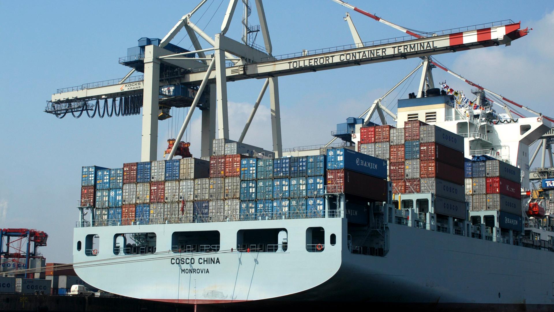Ein Containerschiff von Cosco an einem Terminal im Hamburger Hafen. Ein Containerschiff von Cosco an einem Terminal im Hamburger Hafen.