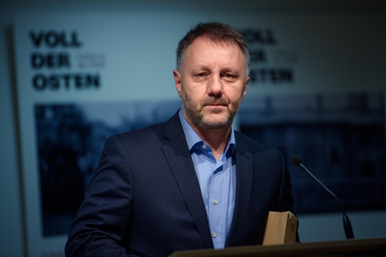 André Keil, Sportjournalist, spricht während einer Veranstaltung zur Verleihung des Medienpreises 2018 des Vereins Doping-Opfer-Hilfe an ihn André Keil, Sportjournalist, spricht während einer Veranstaltung zur Verleihung des Medienpreises 2018 des Vereins Doping-Opfer-Hilfe an ihn
