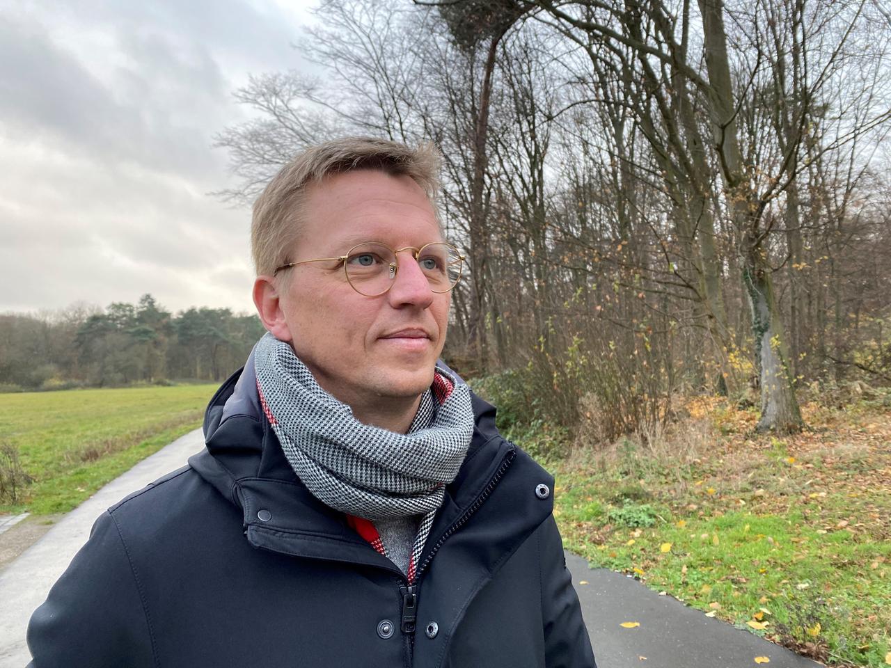Boris Kaminski steht an einem Waldrand Boris Kaminski steht an einem Waldrand