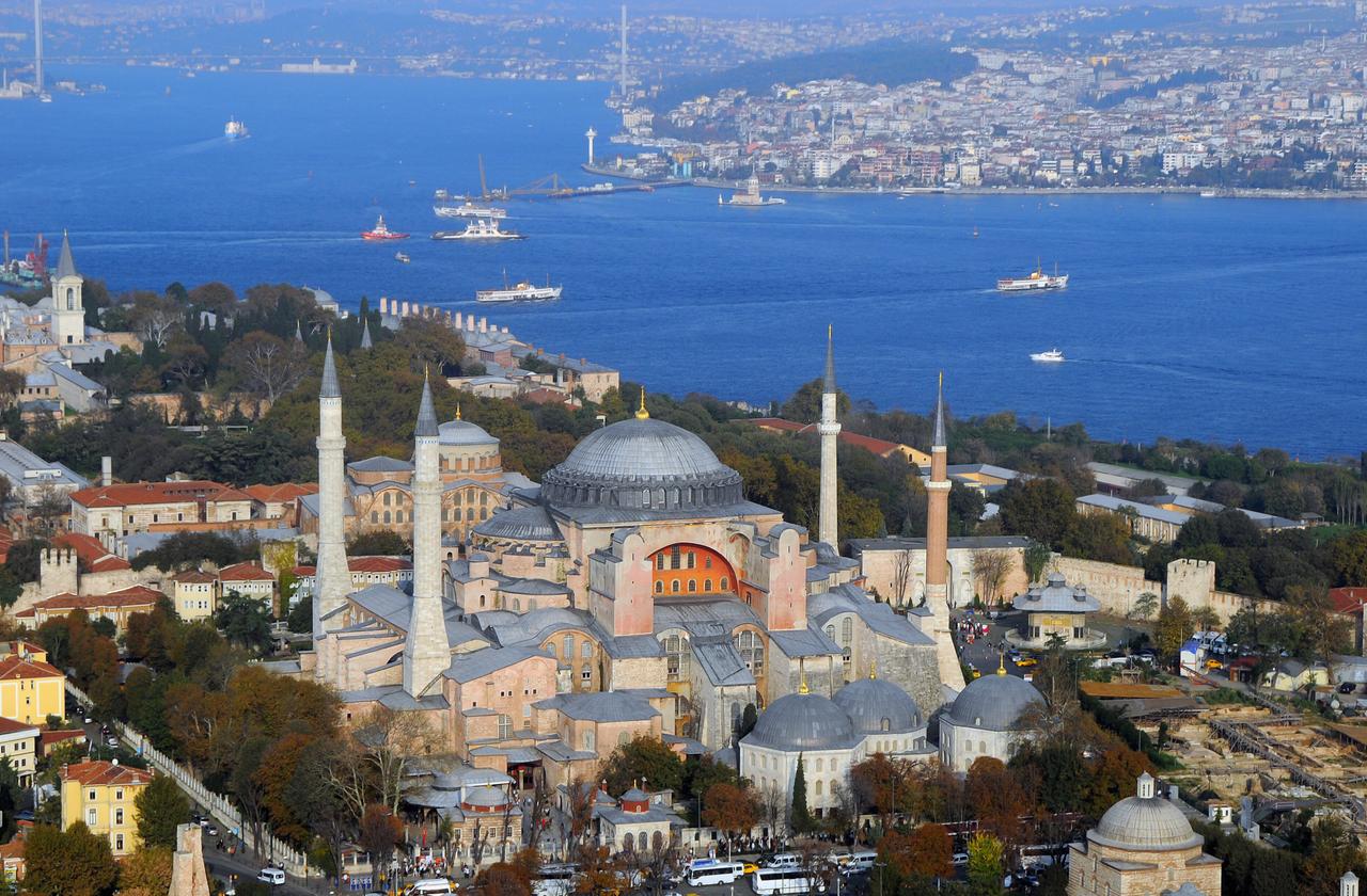 Blick von oben auf die Hagia Sofia und die Stadt Istanbul und auf die Wasserstrasse des Bosporus.