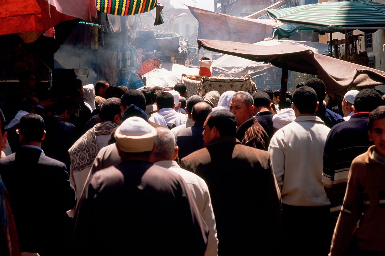 Ein muslimischer Leichenzug durchquert in Rosetta (Rashid) im Nildelta in Unterägypten den Basar. Ein muslimischer Leichenzug durchquert in Rosetta (Rashid) im Nildelta in Unterägypten den Basar.