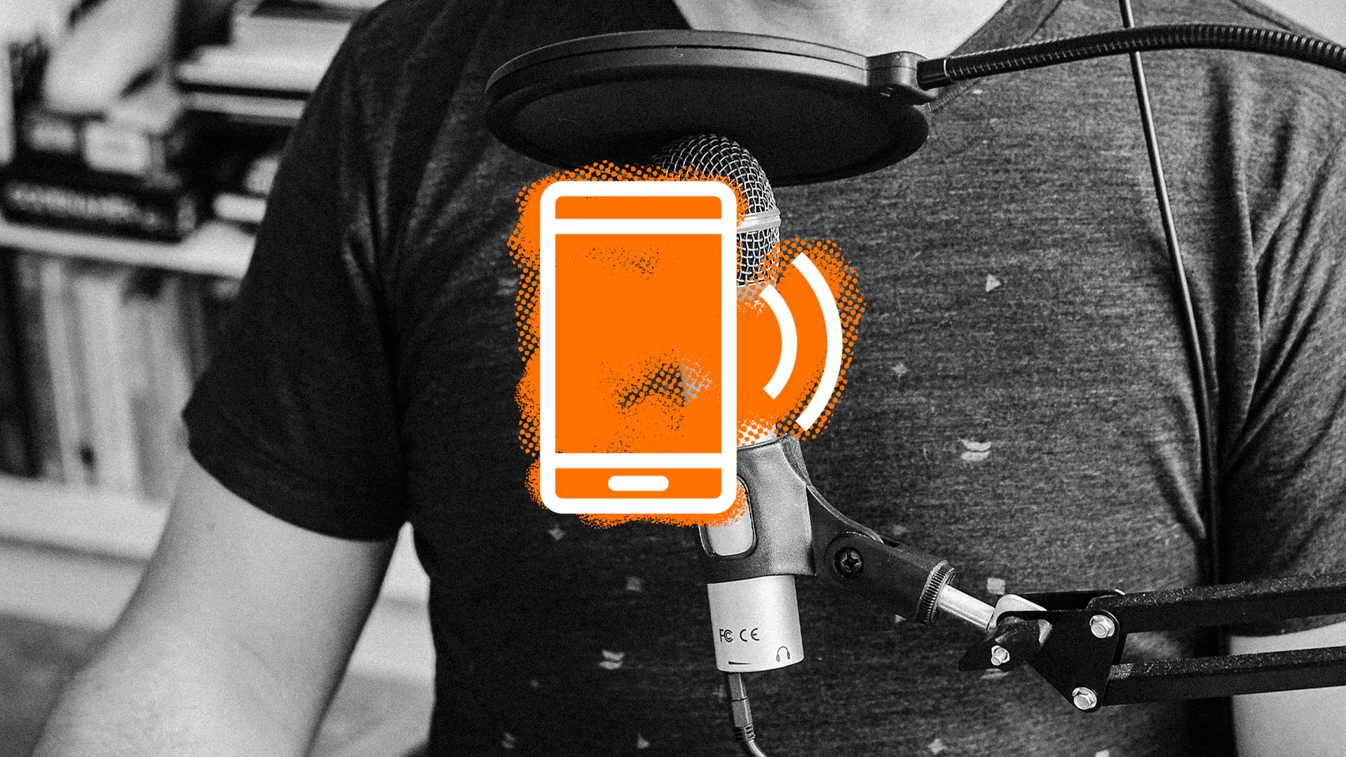 Collage: Ein Mikrofon hinter einem gezeichneten Handy in weißer Farbe mit orangenem Hintergrund. Collage: Ein Mikrofon hinter einem gezeichneten Handy in weißer Farbe mit orangenem Hintergrund.