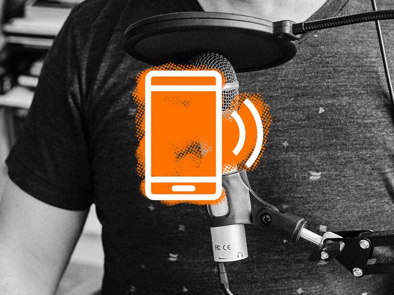 Collage: Ein Mikrofon hinter einem gezeichneten Handy in weißer Farbe mit orangenem Hintergrund. 