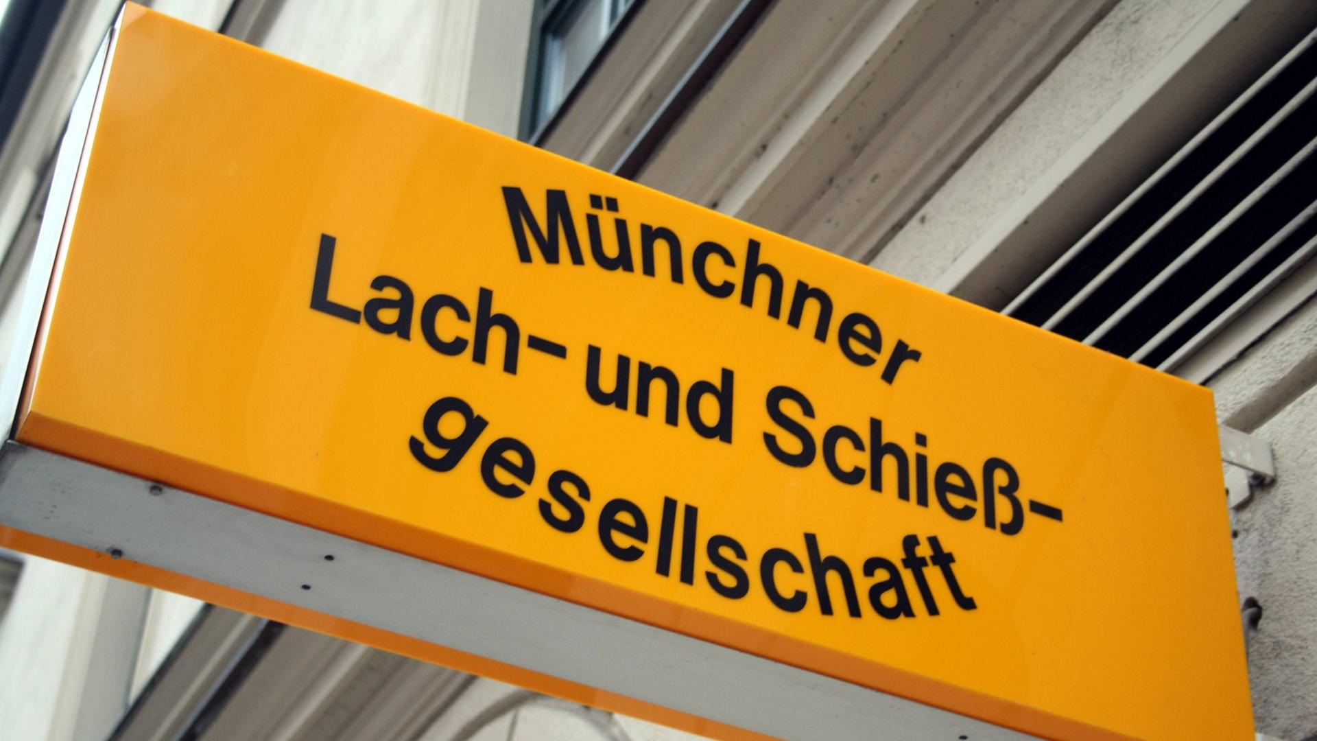 Schild mit Schriftzug Münchner Lach- und Schießgesellschaft am Haupteingang in München Schild mit Schriftzug Münchner Lach- und Schießgesellschaft am Haupteingang in München