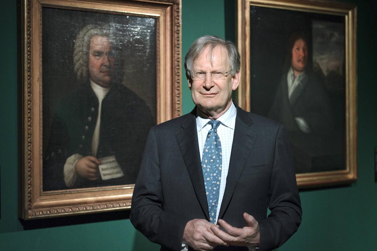 Sir John Eliot Gardiner steht 2014 im Bach-Museum zwischen dem Gemälde von Johann Sebastian Bach und seinem Vater Johann Ambrosius Bach. Sir John Eliot Gardiner steht 2014 im Bach-Museum zwischen dem Gemälde von Johann Sebastian Bach und seinem Vater Johann Ambrosius Bach.