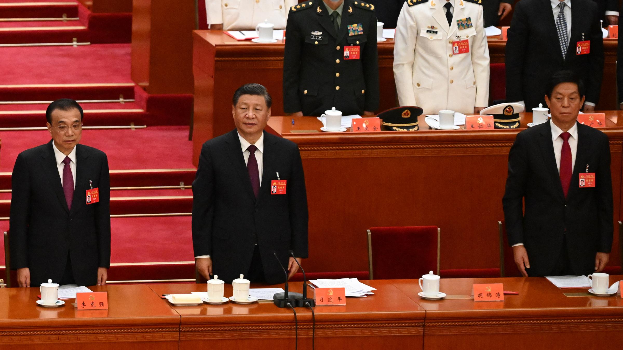 Chinas Staatspräsident Xi Jinping (Mitte) steht an seinem Platz in der Großen Halle des Volkes. Links neben ihm Premierminister Li Keqiang, rechts Politbüro-Mitglied Li Zhanshu.