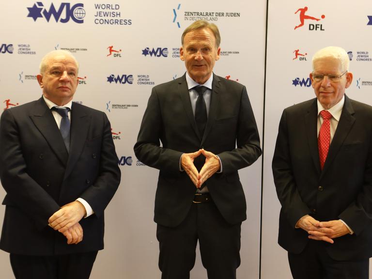 Maram Stein, Hans-Joachim Watzke und Josef Schuster stehen zu einem Foto aufgereiht.