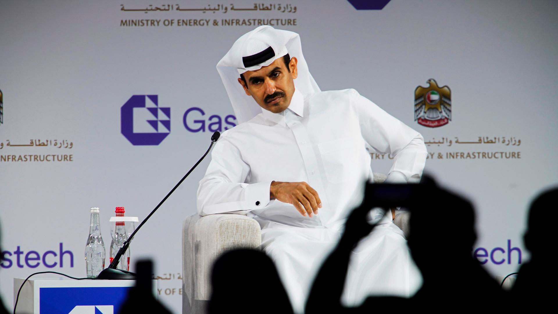 Katars Energieminister al-Kaabi sitzt in einer Pressekonferenz hinter einem Mikrofon.
