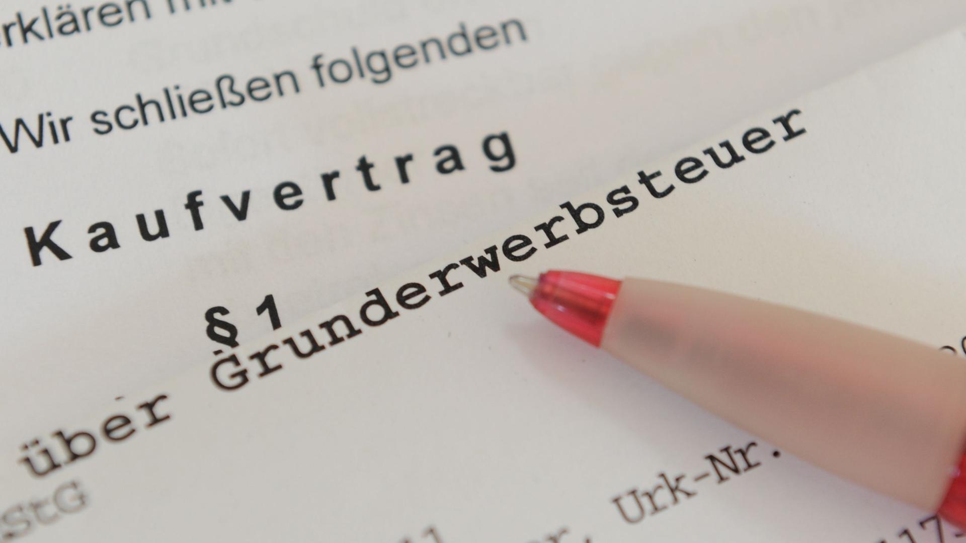 Ein Grunderwerbsteuerbescheid erfolgt im Rahmen eines Immobilienkaufvertrags.