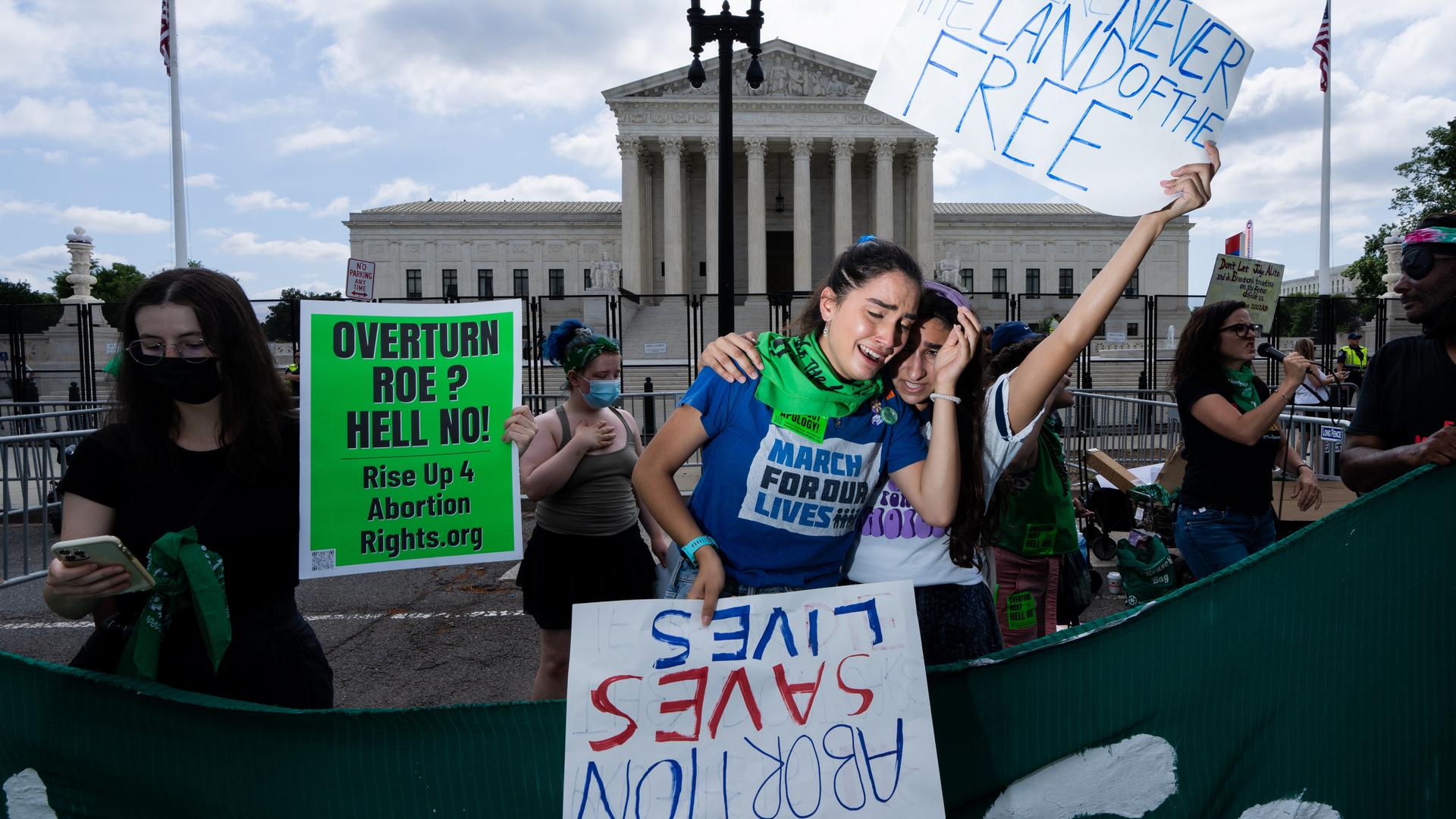 Protestierende weinende Mädchen in Washington halten Schilder: "We were never the land of the free" und "Abortion saves lives", nachdem der oberste Gerichtshof in den USA das Recht auf Abtreibung gekippt hat, 24. Juni 2022. Protestierende weinende Mädchen in Washington halten Schilder: "We were never the land of the free" und "Abortion saves lives", nachdem der oberste Gerichtshof in den USA das Recht auf Abtreibung gekippt hat, 24. Juni 2022.