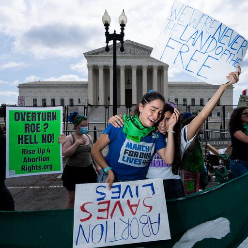 Protestierende weinende Mädchen in Washington halten Schilder: "We were never the land of the free" und "Abortion saves lives", nachdem der oberste Gerichtshof in den USA das Recht auf Abtreibung gekippt hat, 24. Juni 2022.