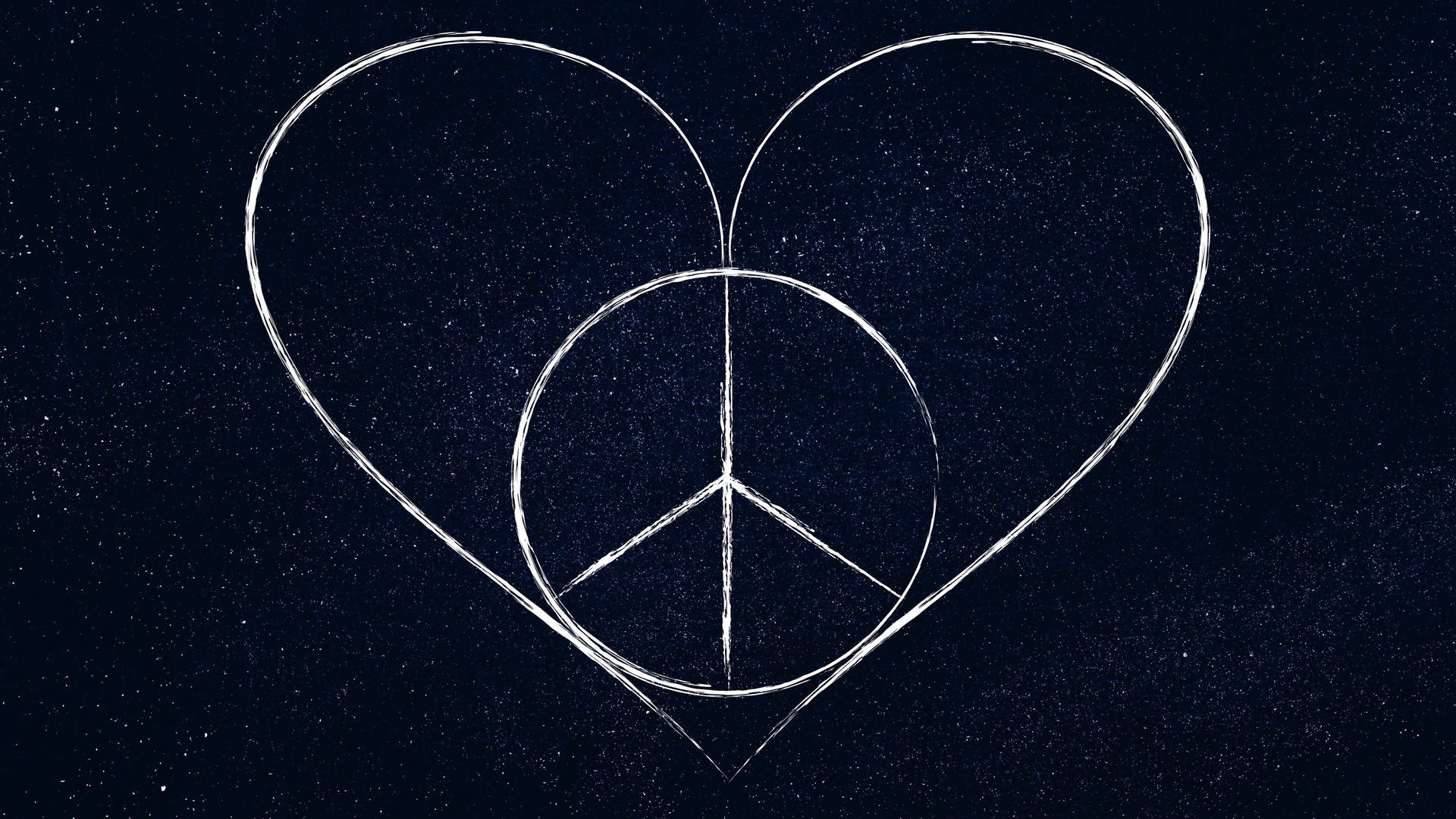 Ein Herz mit einem Peace-Zeichen liegt vor einem Sternenhimmel (Symbolbild) 