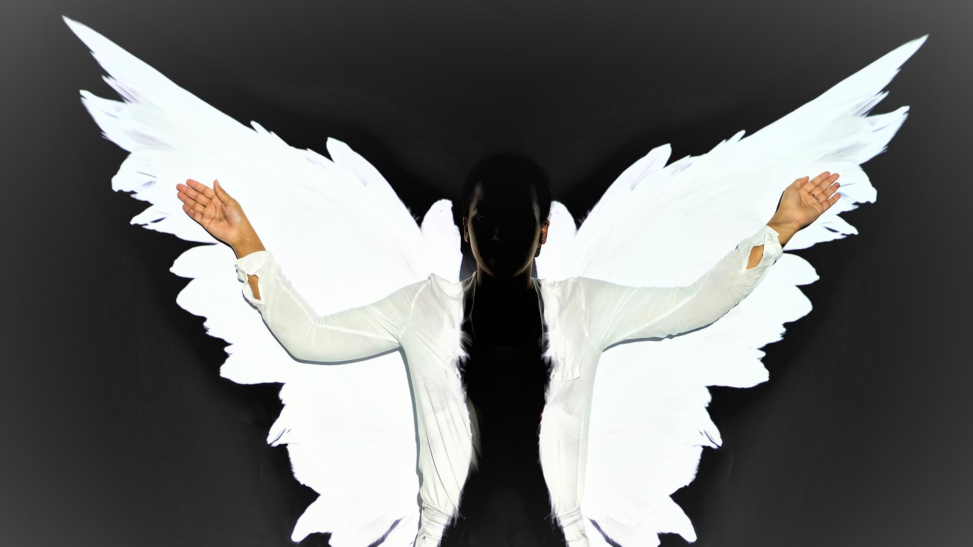 Bei einem ihrer Streifzüge durch Berlin trifft Sophonisbe einen leibhaftigen Engel. Zu sehen: Die Silouette einer Frau mit weißen großen Flügeln. 